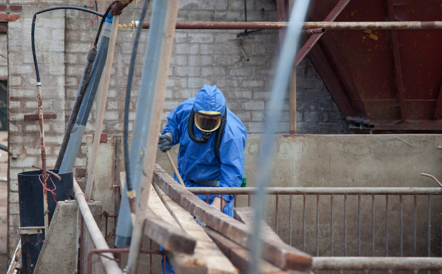 Trabajadores realizando el encapsulado con equipos de seguridad apropiados.